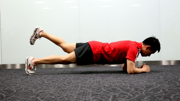 Convenient Exercise: Plank with leg raise